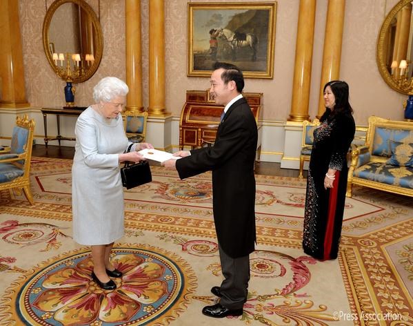 Đại sứ Việt Nam tại Anh Nguyễn Văn Thảo (thứ hai từ phải) trình Quốc thư tới Nữ hoàng Elizabeth Đệ nhị. (Ảnh: twitter.com/BritishMonarchy)