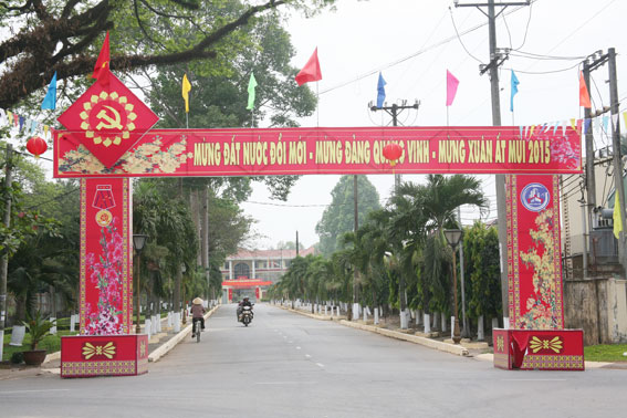 Trang trí câu đối đỏ và hàng chữ chúc mừng năm mới trên đường dẫn vào trụ sở Huyện ủy Trảng Bom.