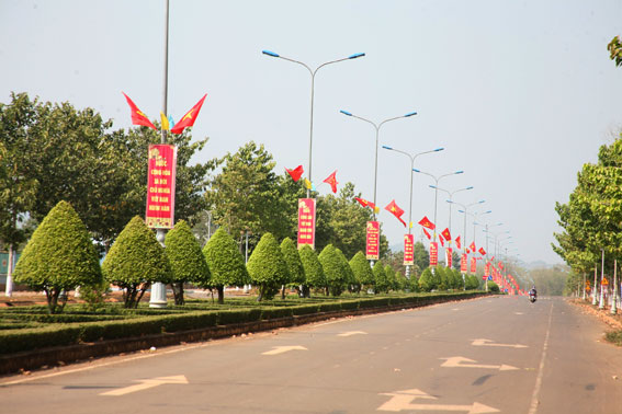 Cổng chào vào Trung tâm hành chính huyện Thống Nhất được trang trí sắc đỏ với cờ và biểu ngữ.