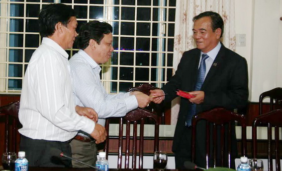 tặng quà cho lãnh đạo huyện Xuân Lộc