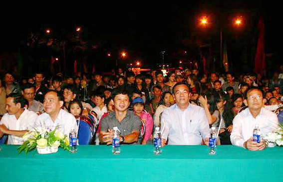 Đồng chí Bí thư Tỉnh ủy tham dự chương trình văn nghệ và màn bắn pháo hoa chào xuân cùng Đảng bộ, chính quyền và nhân dân TX.Long Khánh
