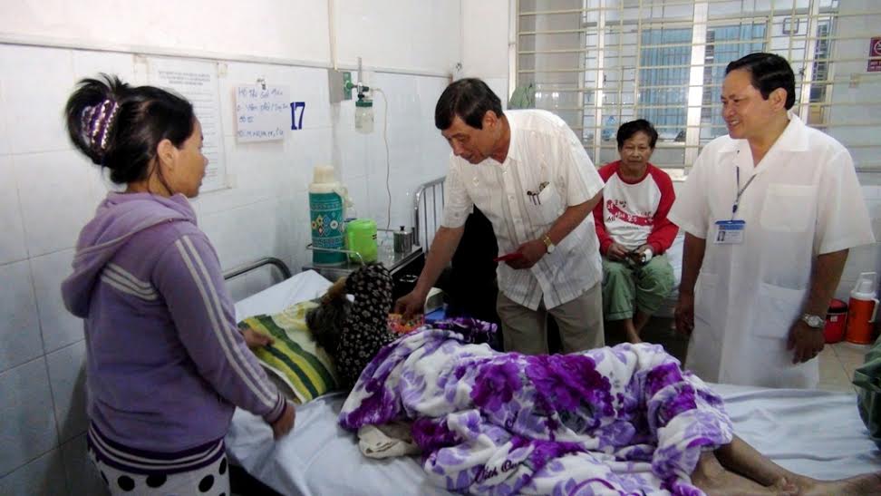 Lãnh đạo huyện Long Thành thăm và tặng quà cho bệnh nhân trong đêm giao thừa