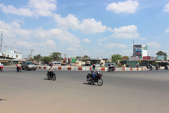 Giao thông tại giao lộ đường Võ Nguyên Giáp và đường Bùi Văn Hòa.