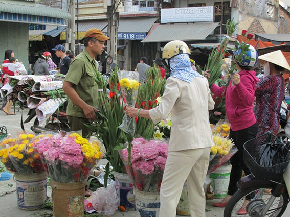 Mặt hàng hoa cắm cành đắt hàng từ sáng sớm mùng 3 tết. (Ảnh: Kim Vũ)