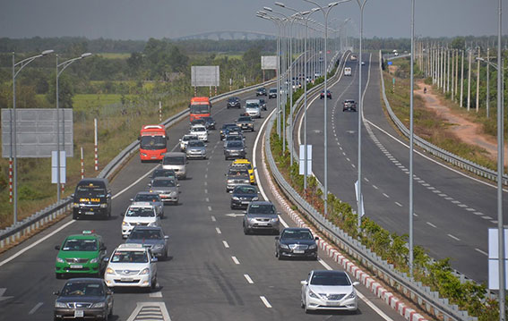 Đường cao tốc TP.Hồ Chí Minh - Long Thành - Dầu Giây đoạn gần quốc lộ 51 các xe nối đuôi nhau