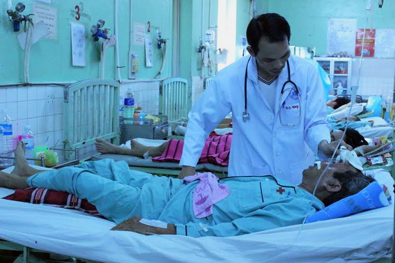 Bác sĩ Khoa hồi sức thần kinh Bệnh viện đa khoa Đồng Nai khám bệnh cho một bệnh nhân bị chấn thương sọ não