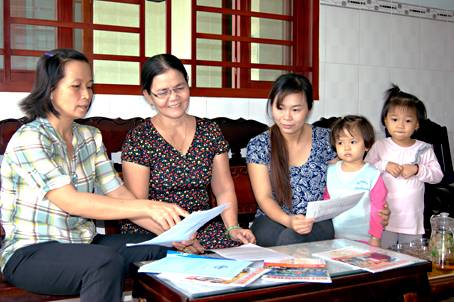 Chị Nguyễn Thị Oanh (bìa trái), Chủ tịch Hội LHPN phường Tân Vạn (TP.Biên Hòa) cùng với các chị em trong câu lạc bộ phụ nữ thực hiện đề án 343 bàn bạc nội dung chuẩn bị cho kỳ sinh hoạt tới. Ảnh: N.SƠN