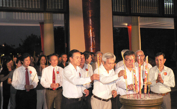 Các đại biểu dâng hương tại Văn miếu Trấn Biên trong đêm thơ Nguyên tiêu 2014.