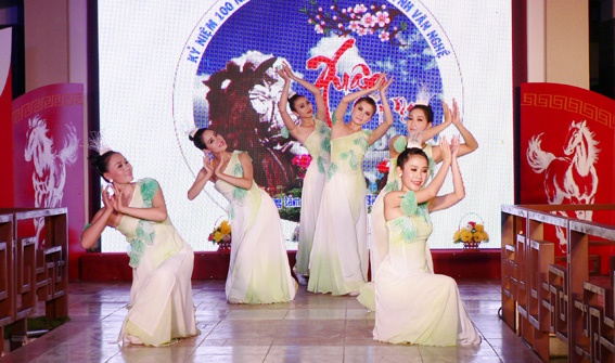 Tiết mục múa Hoa thơm trái ngọt quê mình do các diễn viên trong đoàn Ca múa nhạc Đồng Nai biểu diễn trong đêm thơ Nguyên tiêu 2014.