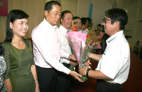 Chủ tịch Hội Nhà báo tỉnh Mai Sông Bé tặng hoa cho các bác sĩ tại buổi gặp mặt. Ảnh: N.Thư