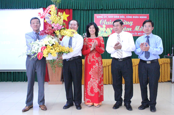 Chủ tịch UBND tỉnh Đinh Quốc Thái tặng hoa chúc mừng cho lãnh đạo Sở y tế.
