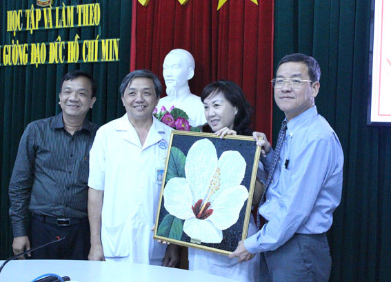 Chủ tịch UBND tỉnh Đinh Quốc Thái tặng tranh lưu niệm cho lãnh đạo Bệnh viện đa khoa Đồng Nai.