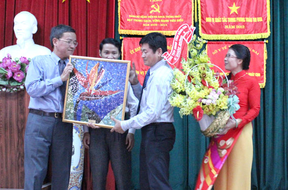 Chủ tịch UBND tỉnh Đinh Quốc Thái tặng hoa và tranh cho lãnh đạo Bệnh viện đa khoa Thống Nhất