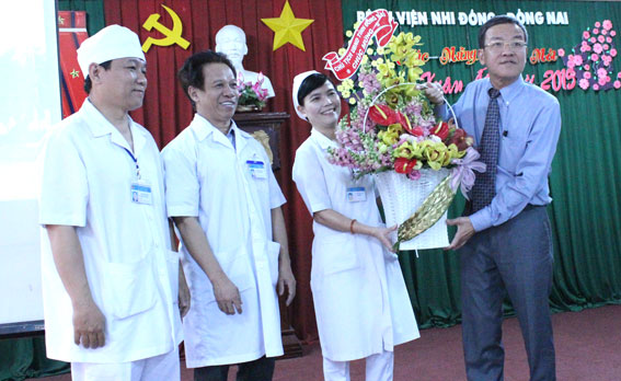 Chủ tịch UBND tỉnh Đinh Quốc Thái tặng hoa chúc mừng Bệnh viện nhi đồng Đồng Nai.