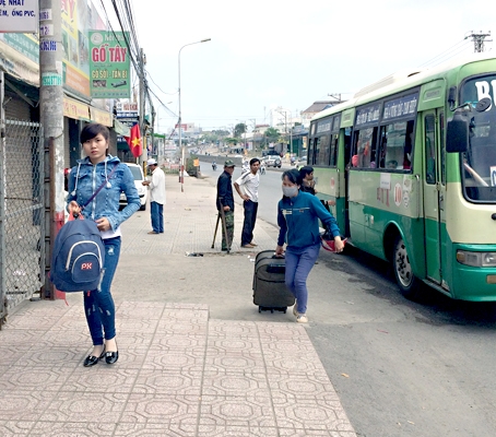 Công nhân ở các tỉnh xa trở lại Đồng Nai làm việc (ảnh chụp ngày 25-2).  Ảnh: P.LIỄU