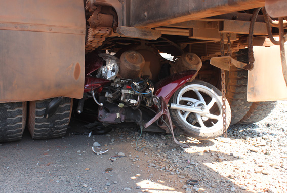 Chiếc xe máy của người gặp nạn bị cuốn chặt vào gầm xe bồn và chiếc xe còn lại cũng bị hất văng ra lề đường.
