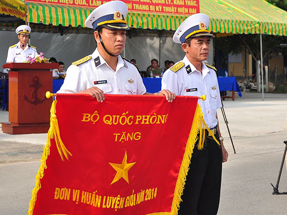 Đại tá Lương Việt Hùng trao cờ thi đua huấn luyện giỏi cho Lữ đoàn 167 (ảnh: Đ.Tùng)