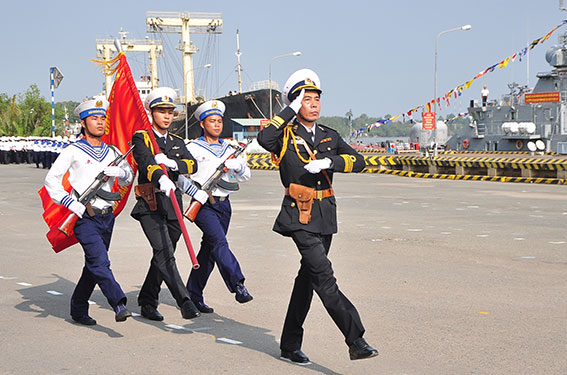 Quân kỳ Quyết thắng được rước qua lễ đài tại quân cảng Lữ đoàn 167 (ảnh: Đ.Tùng)