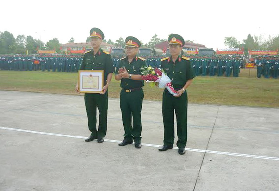 Thiếu tướng Phan Tấn Tài trao bằng khen của Bộ Quốc Phòng Cho LLVT Đồng Nai 