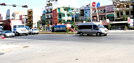 Một xe khách chờ đèn đỏ quá lâu trên quốc lộ 51, trong khi đường Nguyễn Văn Tỏ giao quốc lộ này không có xe lưu thông, khiến xe khách đã nóng vội vượt đèn đỏ.