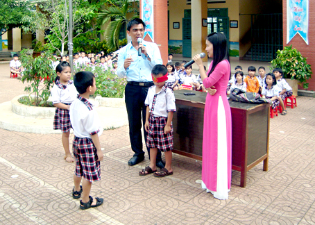 Học sinh tham gia trò chơi đố vui do thầy giáo người Philippines Tacio Caldo Swaggert tổ chức tại Trường tiểu học Kim Đồng, huyện Xuân Lộc. Ảnh: H. DUNG