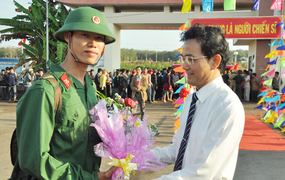  Đồng chí Võ Văn Chánh Phó chủ tịch UBND tỉnh tặng hoa cho tân binh.
