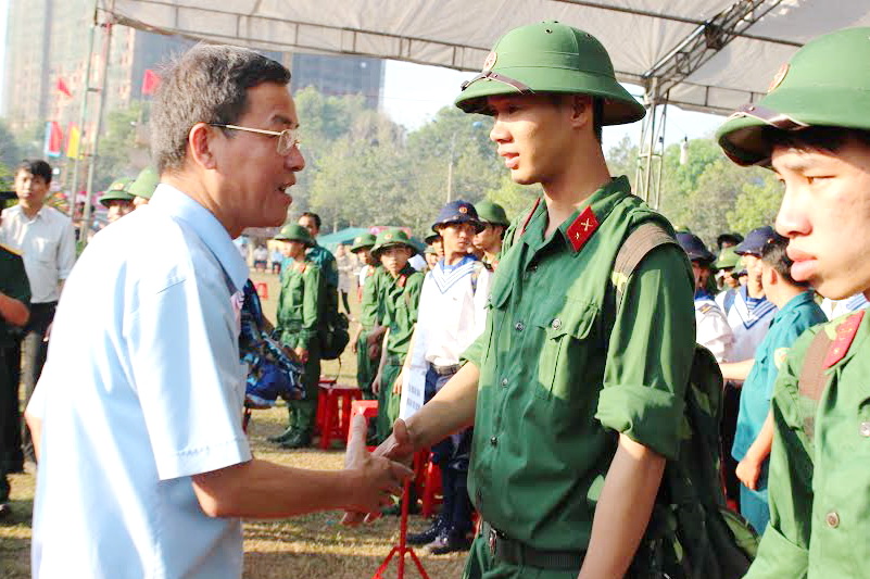 Chủ tịch UBND tỉnh Đinh Quốc Thái thăm hỏi các tân binh trước giờ nhập ngũ