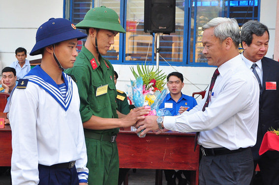 Phó chủ tịch UBND tỉnh Nguyễn Phú Cường tặng quà cho các tân binh