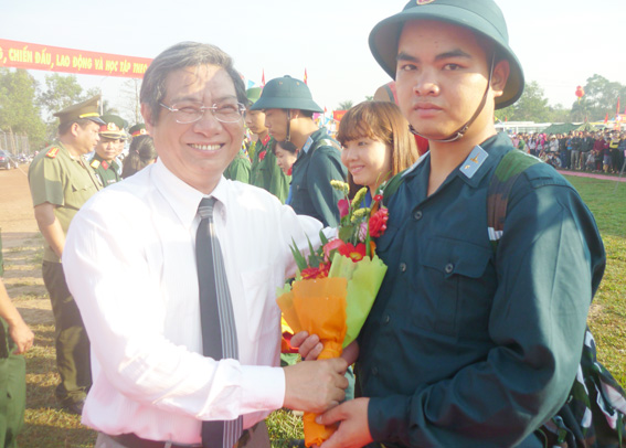  Lãnh đạo UBND huyện Trảng Bom tặng hoa cho thanh niên trúng tuyển.