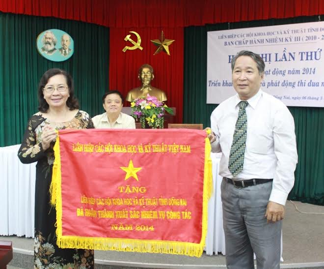 Đại diện Liên hiệp các Hội Khoa học – kỹ thuật Việt Nam tặng cờ thi đua cho Liên hiệp Hội tỉnh
