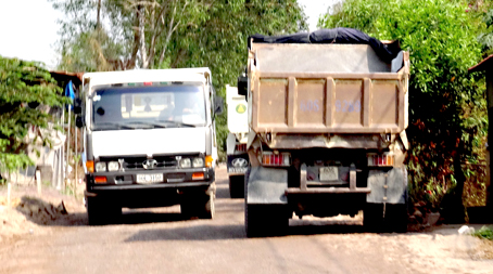Các xe tải ben chở vật liệu xây dựng chen nhau chạy ra vào đường ấp Thiên Bình, xã Tam Phước (TP.Biên Hòa). Ảnh: T.Toàn