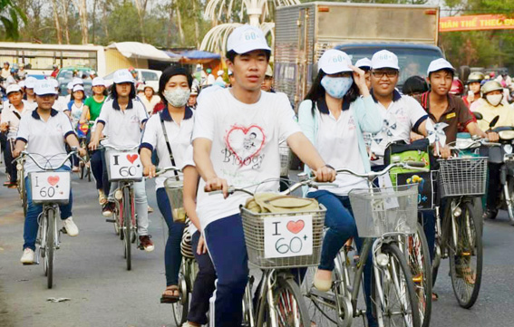 Nhiều học sinh của các trường tại TP.Biên Hòa tham gia đạp xe quanh các tuyến đường lớn để kêu gọi mọi người tiết kiệm điện.