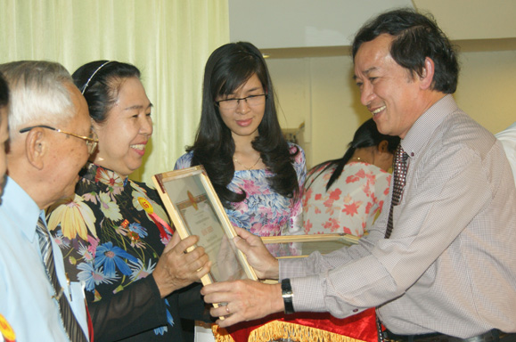  Phó chủ tịch UBND tỉnh Nguyễn Thành Trí tặng bằng khen của UBND tỉnh cho các tập thể và cá nhân đạt thành tích xuất sắc 