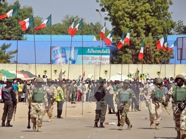 Binh sỹ và cảnh sát Nigeria triển khai trên một tuyến đường ở Maiduguri. (Nguồn: AFP/TTXVN)