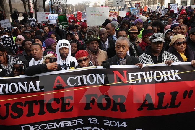 Biểu tình tại Washington D.C, phản đối các vụ cảnh sát bắn chết người da màu. (Nguồn: AFP/TTXVN)