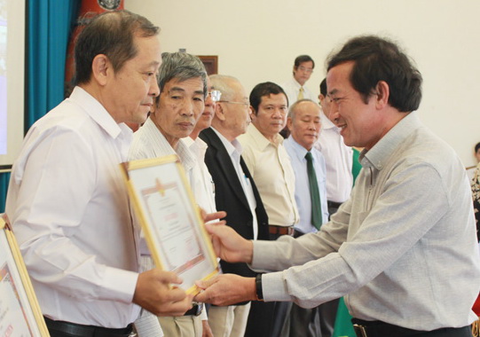 Phó chủ tịch UBND tỉnh Nguyễn Thành Trí tặng bằng khen của UBND tỉnh cho các cá nhân, tập thể đạt thành tích cao trong việc thực hiện Chỉ thị số 11
