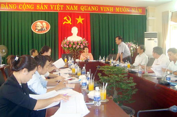 Lãnh đạo Huyện ủy Trảng Bom, báo cáo về công tác chuẩn bị đại hội Đảng bộ các cấp ở huyện