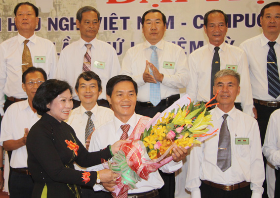 Phó chủ tịch thường trực Liên hiệp các tổ chức hữu nghị tỉnh Bùi Ngọc Thanh tặng hoa chúc mừng ban chấp hành Hội hữu nghị Việt Nam - Campuchia nhiệm kỳ 2015-2020.