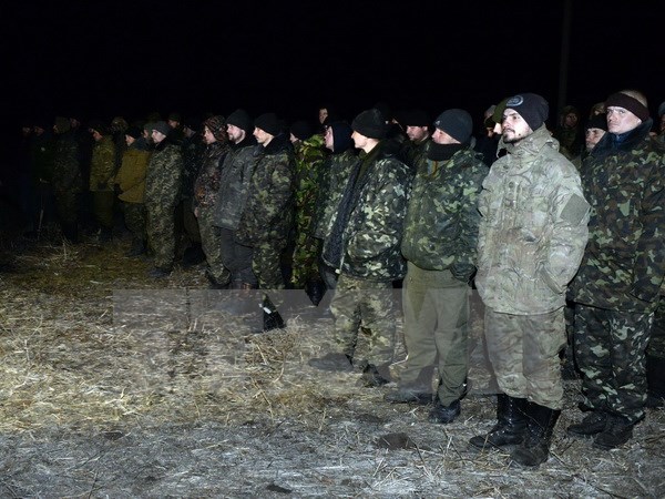 Các tù binh Ukraine chờ được trao đổi tại thành phố Frunze, gần Lugansk ngày 21/2. (Nguồn: AFP/TTXVN)