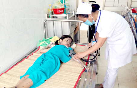 Điều trị cho trẻ bị thủy đậu tại Bệnh viện nhi đồng Đồng Nai. Ảnh: Đ.NGỌC