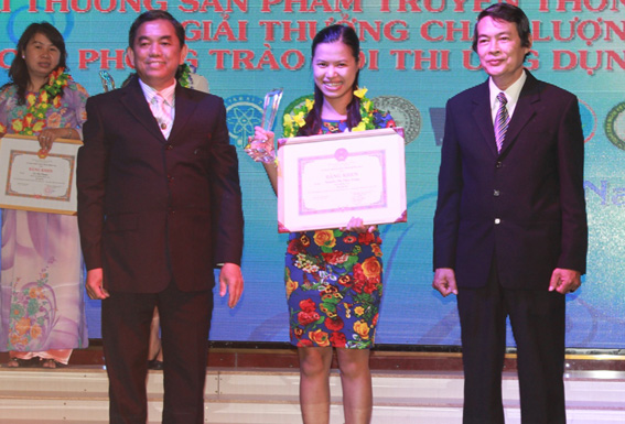  Khen thưởng thí sinh đạt giải trong giải thưởng Sản phẩm truyền thông KHCN.