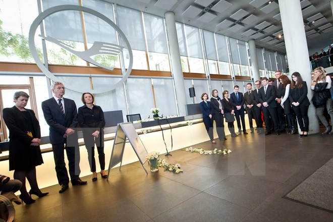 Nhân viên Hãng hàng không Lufthansa tưởng niệm các nạn nhân tron vụ rơi máy bay Airbus A320. (Nguồn: AFP/TTXVN)