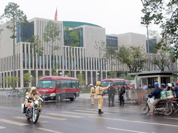 Cảnh sát giao thông làm nhiệm vụ tại khu vực Nhà Quốc hội mới. (Ảnh: TTXVN)