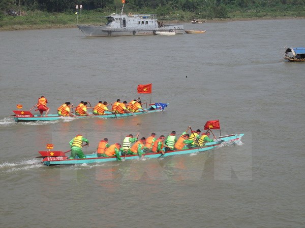 Giải đua thuyền trên sông Mã. (Ảnh: TTXVN)