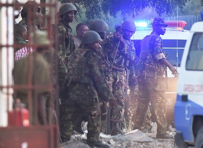 Quân đội Kenya tham gia chiến dịch giải cứu con tin ở Garissa. (Nguồn: AFP)