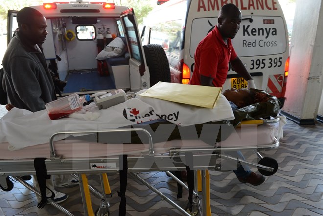 Chuyển sinh viên bị thương trong vụ tấn công tới bệnh viện ở Nairobi. (Nguồn: AFP/TTXVN)