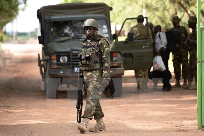 Binh sỹ Kenya được triển khai truy lùng phiến quân Shebab sau vụ tấn công ở Garissa. (Ngày: AFP/TTXVN)