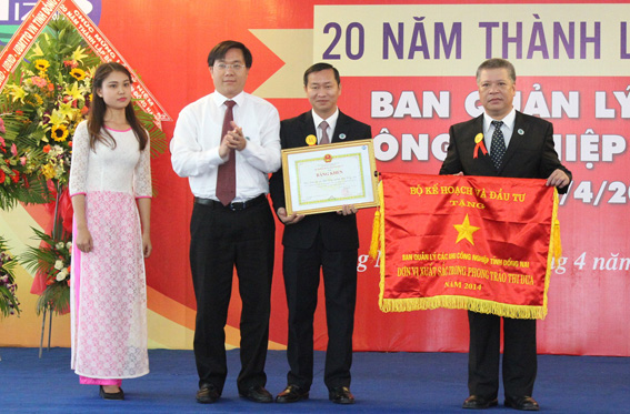 Vụ trưởng Vụ Quản lý các khu kinh tế Bộ Kế hoạch-đầu tư Trần Duy Đông tặng cờ thi đua của Bộ cho Ban quản lý các Khu công nghiệp Đồng Nai.