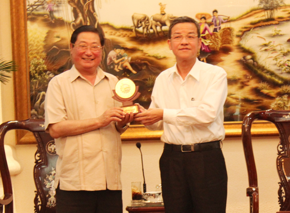 1. Chủ tịch UBND tỉnh Đinh Quốc Thái tặng biểu tượng của Đồng Nai cho Bộ trưởng, Chủ nhiệm Ủy ban Dân tộc Giàng Seo Phử.