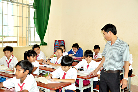 Thầy giáo Đào Văn Được đứng lớp truyền dạy kiến thức cho học sinh.
